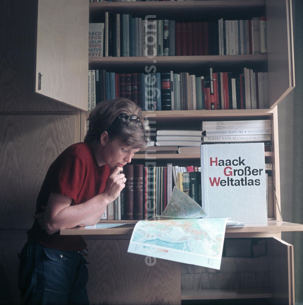 GDR photo archive: Gotha - Eine Mitarbeiterin im VEB Hermann Haack Geographisch-Kartographische Anstalt Gotha prüft Landkarten. Der traditionsreiche Verlag spezialisierte sich auf Atlanten und Wandkarten und war auch international bekannt.