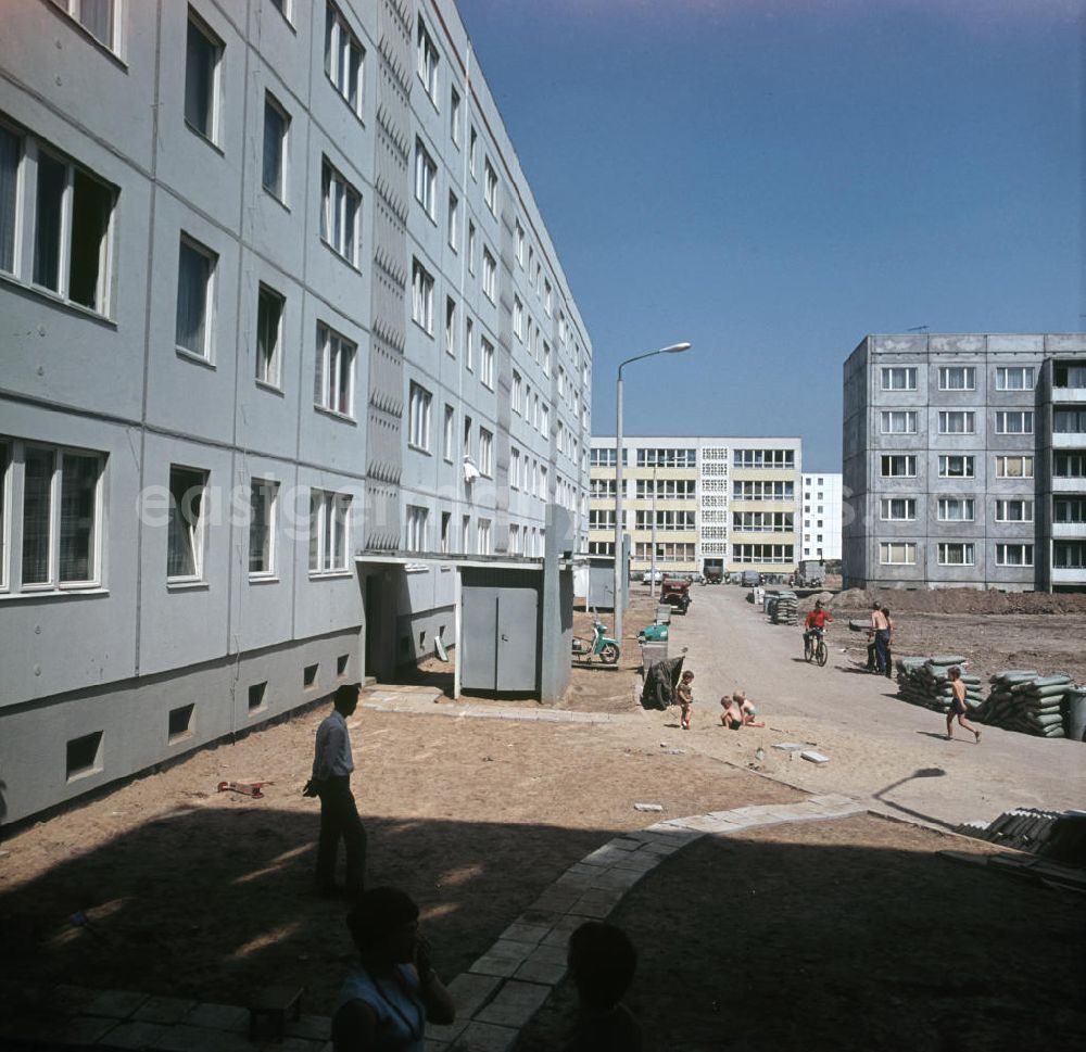 GDR picture archive: Halle an der Saale - Straßenzug in einem Neubaugebiet in Halle-Neustadt. Noch während an umliegenden Häusern und Straßen gebaut wurde, waren schon die ersten Mieter eingezogen. Am Standort der Chemieindustrie der DDR wurde in den 1960er und 197