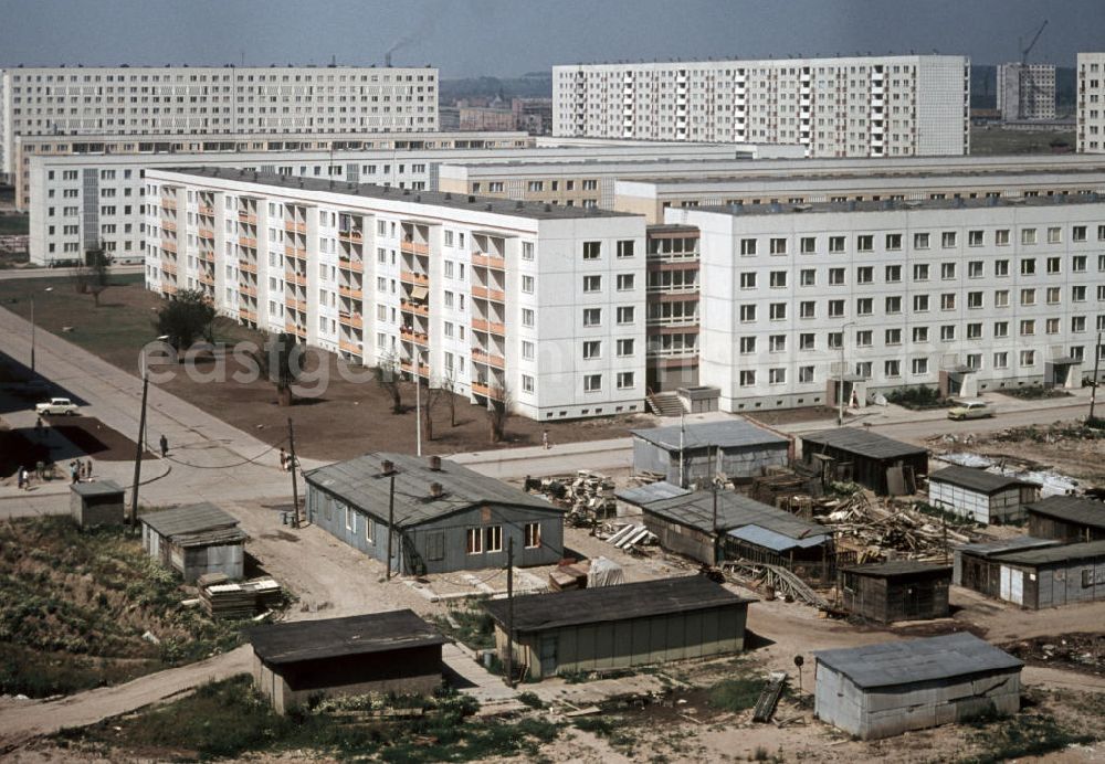 GDR photo archive: Halle an der Saale - Blick über ein Neubaugebiet in Halle-Neustadt. Vorn sind verschiedene Bauhütten zu sehen. Am Standort der Chemieindustrie der DDR wurde in den 1960er und 197