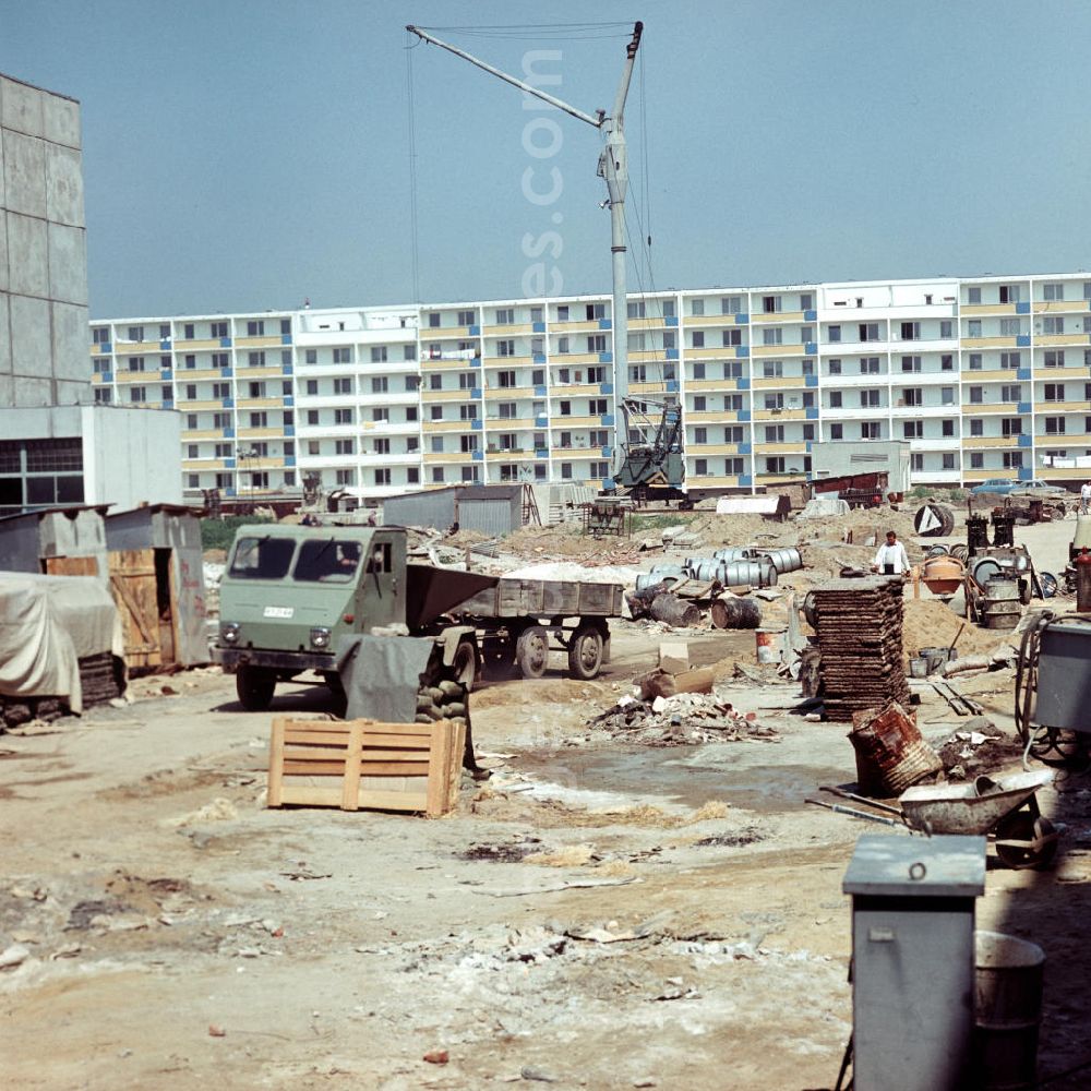 GDR image archive: Halle / Saale - Bauarbeiten in einem Neubaugebiet in Halle-Neustadt. Am Standort der Chemieindustrie der DDR wurde in den 1960er und 197
