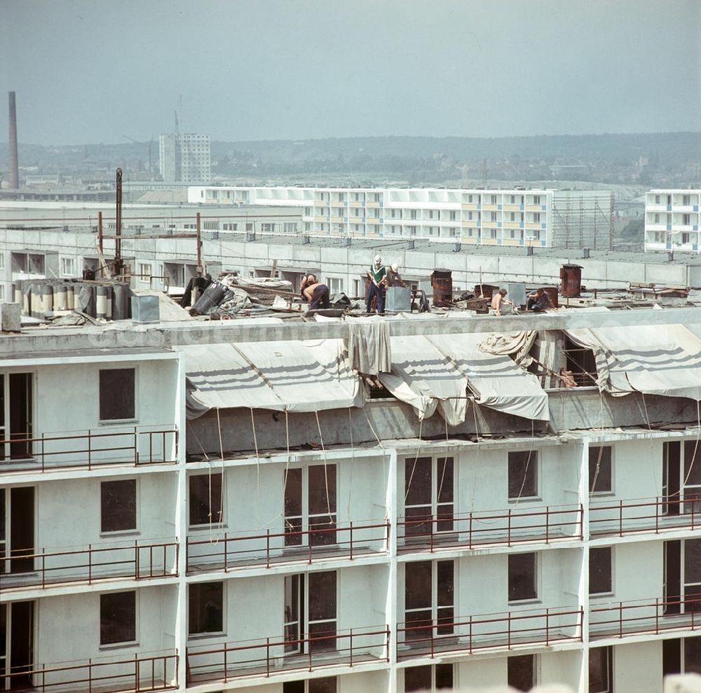 GDR photo archive: Halle / Saale - Bauarbeiten in einem Neubaugebiet in Halle-Neustadt. Am Standort der Chemieindustrie der DDR wurde in den 1960er und 197