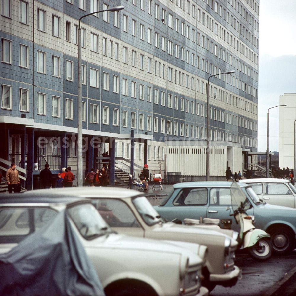 GDR image archive: Halle / Saale - Alltag in einem Neubaugebiet in Halle-Neustadt. Am Standort der Chemieindustrie der DDR wurde in den 1960er und 197