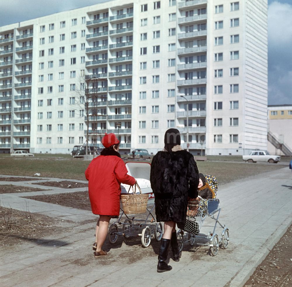 Halle / Saale: Spaziergang in einem Neubaugebiet in Halle-Neustadt. Am Standort der Chemieindustrie der DDR wurde in den 1960er und 197