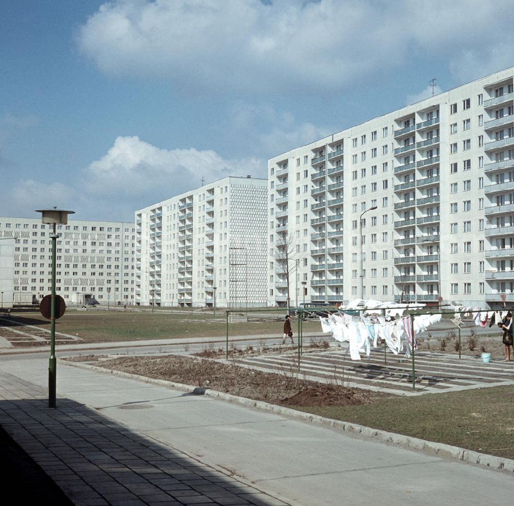 GDR photo archive: Halle / Saale - Alltag in einem Neubaugebiet in Halle-Neustadt. Am Standort der Chemieindustrie der DDR wurde in den 1960er und 197