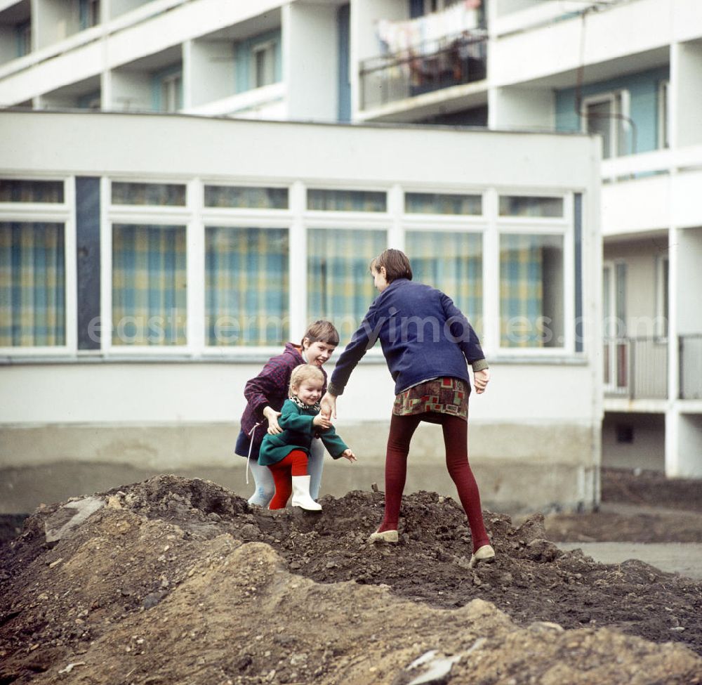 GDR photo archive: Halle / Saale - Kinder spielen auf einem Haufen Bauschutt in einem Neubaugebiet in Halle-Neustadt. Am Standort der Chemieindustrie der DDR wurde in den 1960er und 197