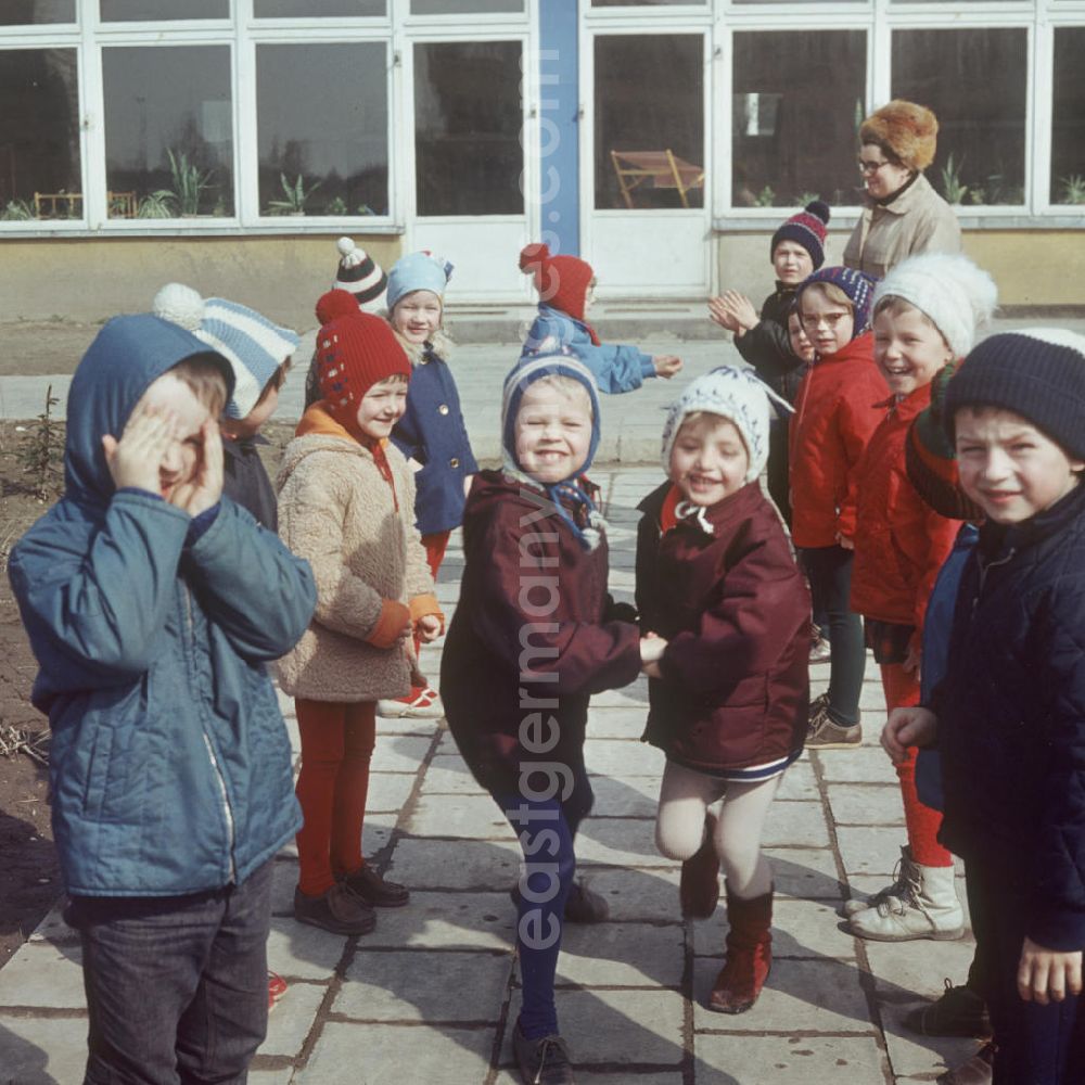 Halle / Saale: Kinder spielen im neuen Kindergarten in einem Neubaugebiet in Halle-Neustadt. Am Standort der Chemieindustrie der DDR wurde in den 1960er und 197