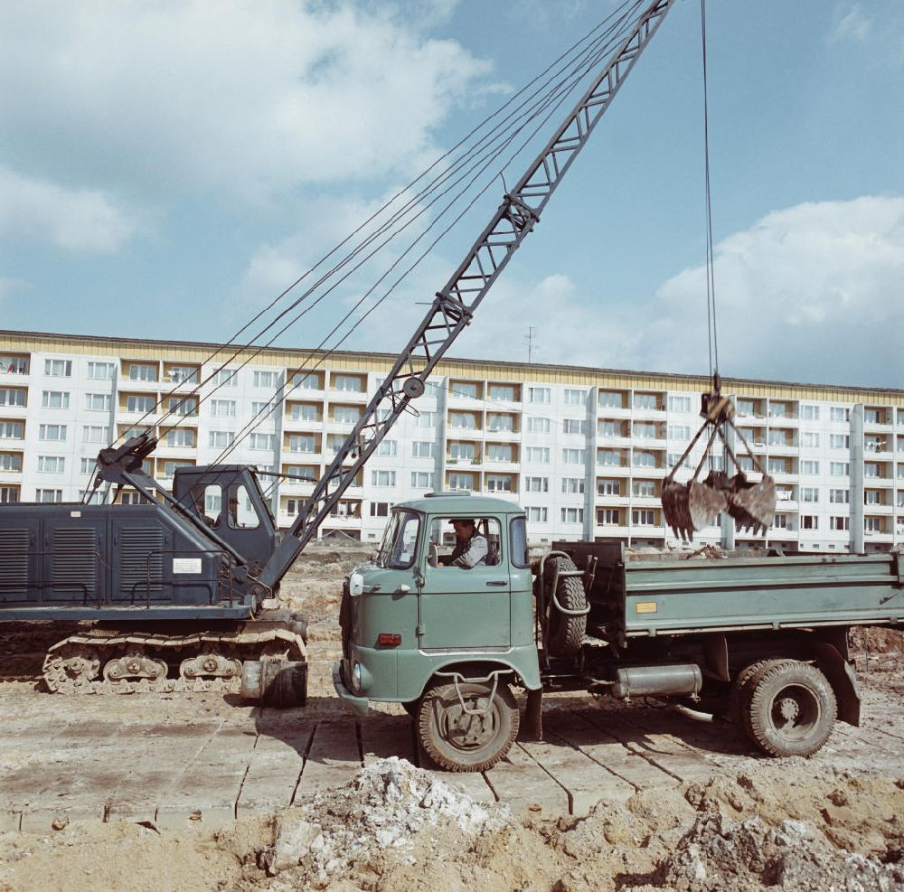 GDR image archive: Halle / Saale - Bauarbeiten in einem Neubaugebiet in Halle-Neustadt. Am Standort der Chemieindustrie der DDR wurde in den 1960er und 197