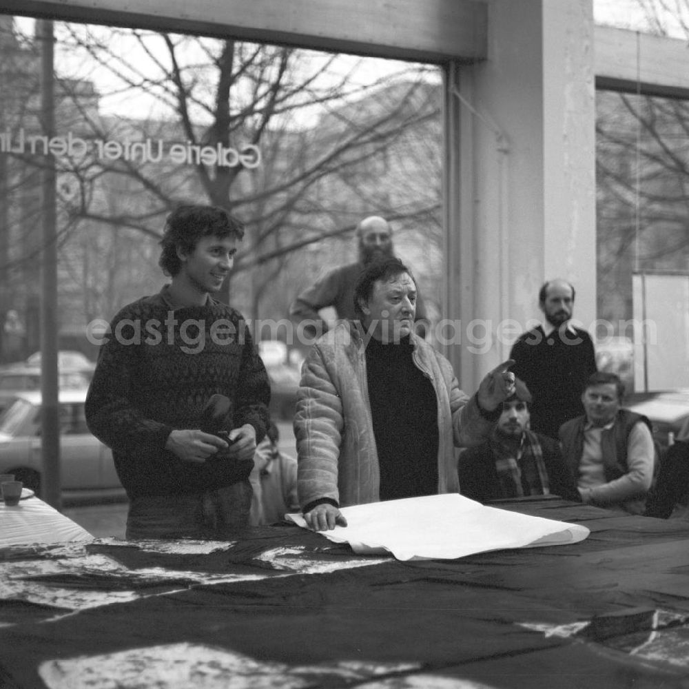GDR picture archive: Berlin - Der Holzgestalter Hans Brockhage auf einer Ausstellung in der Galerie Unter den Linden (UdL) in Berlin.