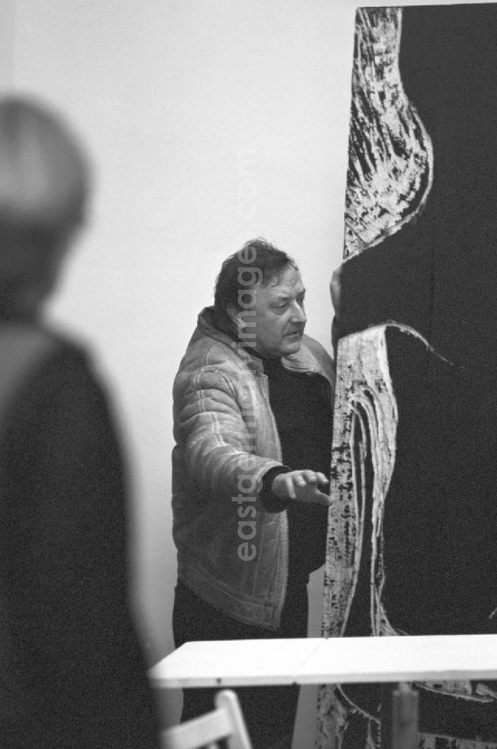 Berlin: Der Holzgestalter Hans Brockhage auf einer Ausstellung in der Galerie Unter den Linden (UdL) in Berlin.