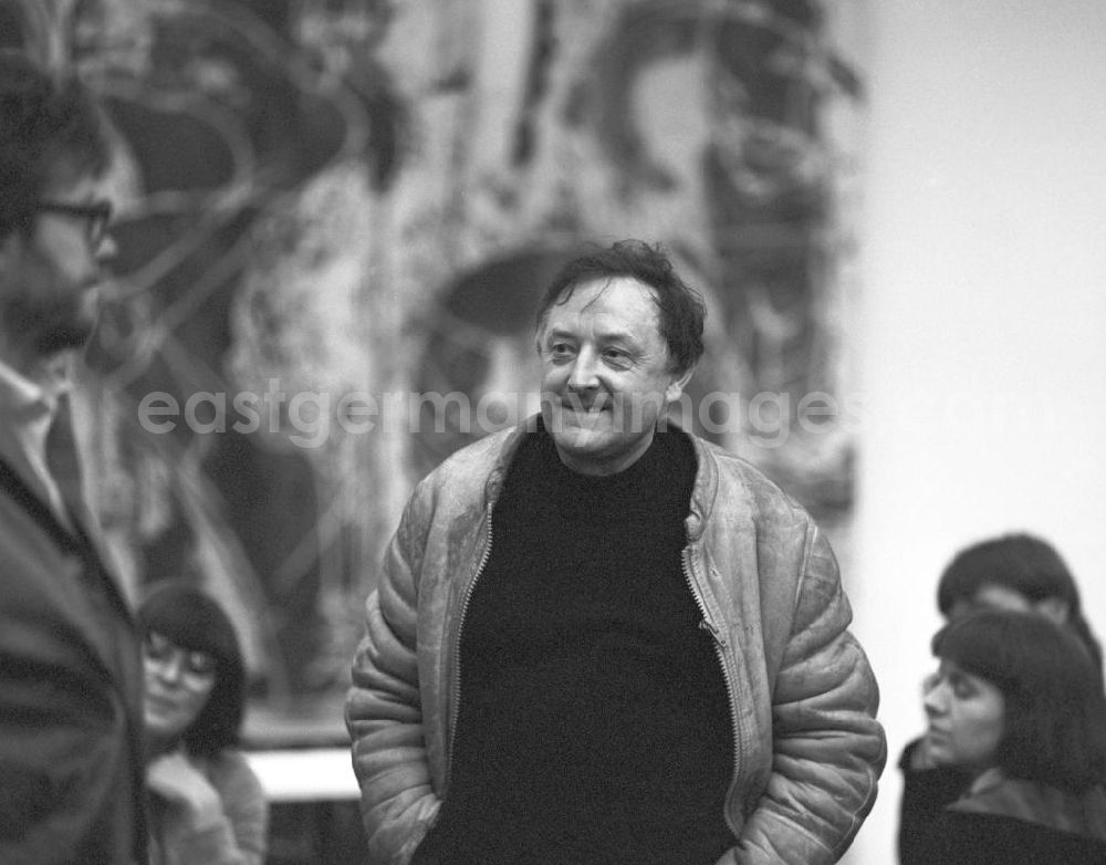 GDR photo archive: Berlin - Der Holzgestalter Hans Brockhage (r.) und der Maler Gregor-Torsten Kozik auf einer Ausstellung in der Galerie Unter den Linden (UdL) in Berlin.