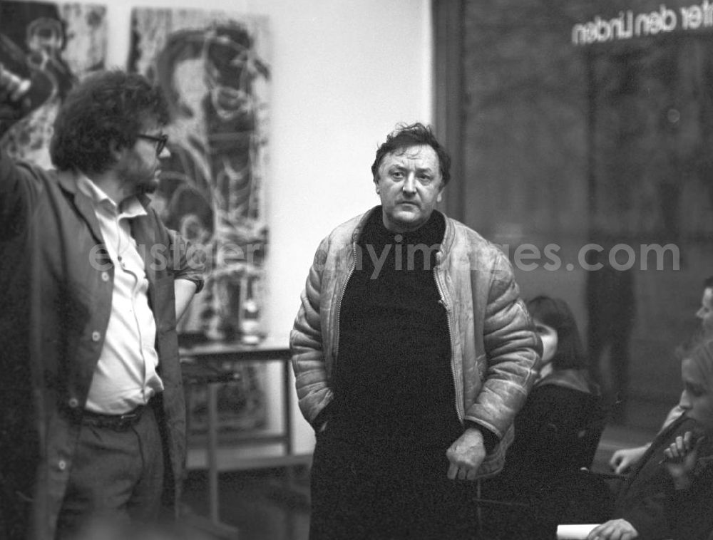 GDR picture archive: Berlin - Der Holzgestalter Hans Brockhage (r.) und der Maler Gregor-Torsten Kozik auf einer Ausstellung in der Galerie Unter den Linden (UdL) in Berlin.