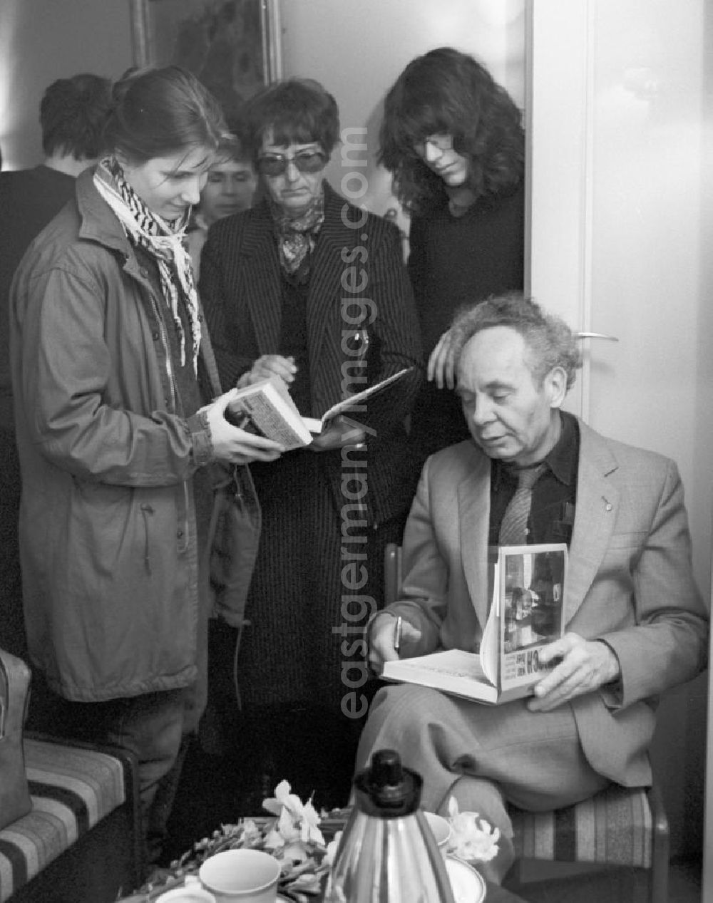 GDR image archive: Berlin - Der Journalist Harald Wessel signiert in der Buchhandlung Internationales Buch in Berlin sein Buch Kisch war hier.