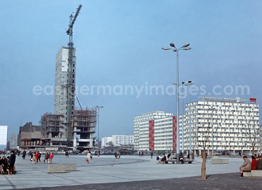Berlin: Blick über den Alexanderplatz auf das gerade im Bau befindliche Haus des Reisens.