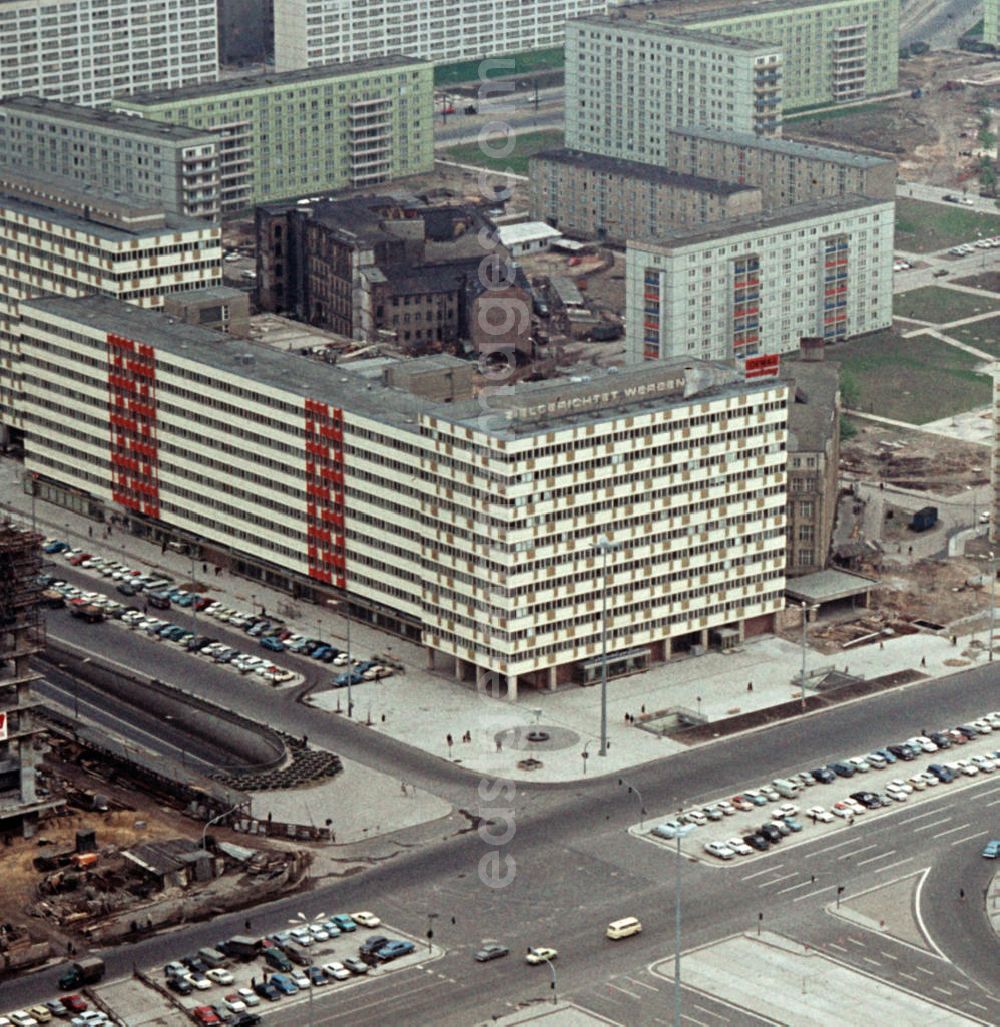 Berlin: Blick vom Fernsehturm auf das Haus der Statistik an der Hans-Beimler-Straße ( heute Otto-Braun-Straße ) am Alexanderplatz in Berlin. Hier stand bis zu ihrer Sprengung Anfang der 50er Jahre die Georgenkirche. Zwei Jahrzehnte später mußten Ende der 6