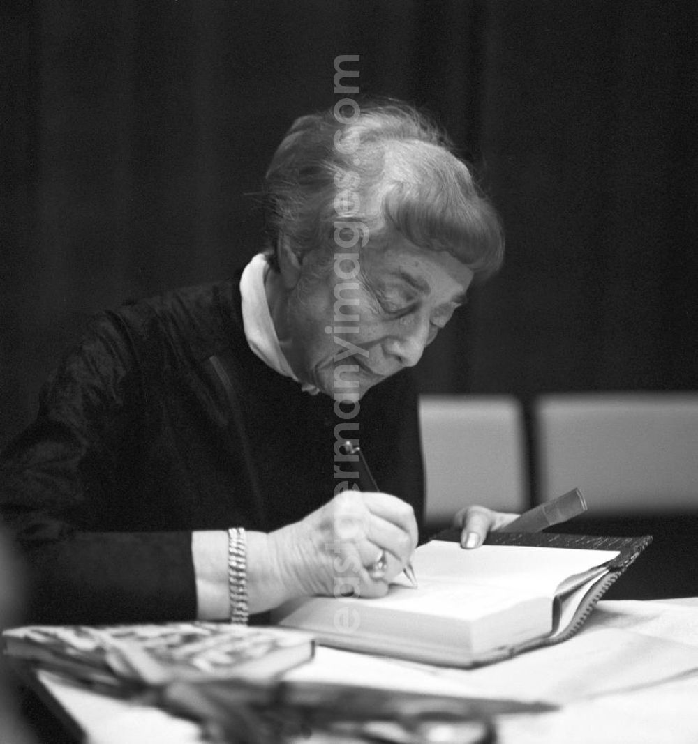 GDR picture archive: Berlin - Die Schriftstellerin Hedda Zinner signiert ein Buch auf der Eröffnung der Anton-Saefkow-Bibliothek in Berlin-Lichtenberg.