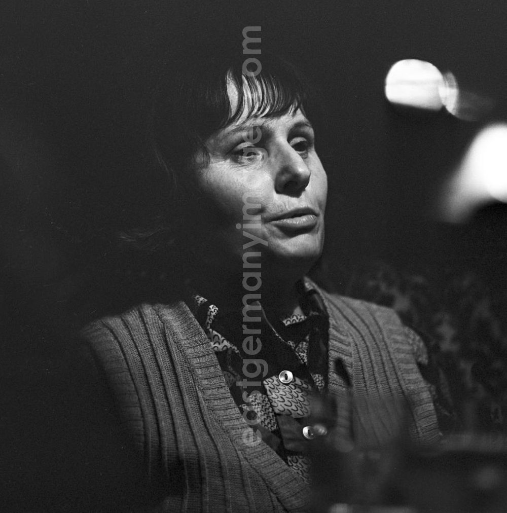GDR image archive: Berlin - Die Schriftstellerin Helga Bemmann im Lesecafe am Frankfurter Tor in Berlin.