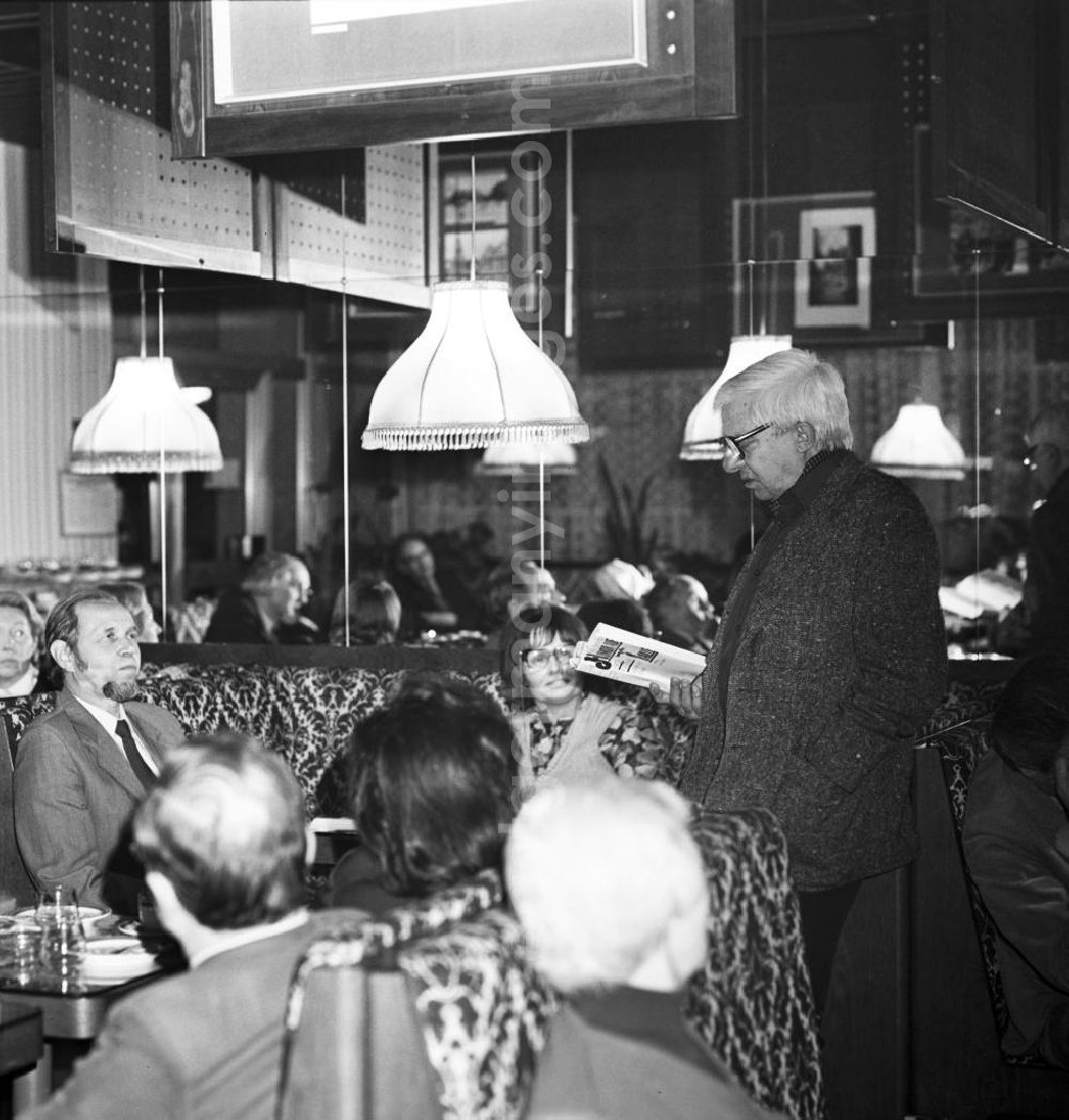 GDR photo archive: Berlin - Der Schauspieler Ernst Kahler trägt im Lesecafe am Frankfurter Tor in Berlin den interessierten Gästen aus dem Buch von Helga Bemmann (2.v.r. mit Brille) vor.