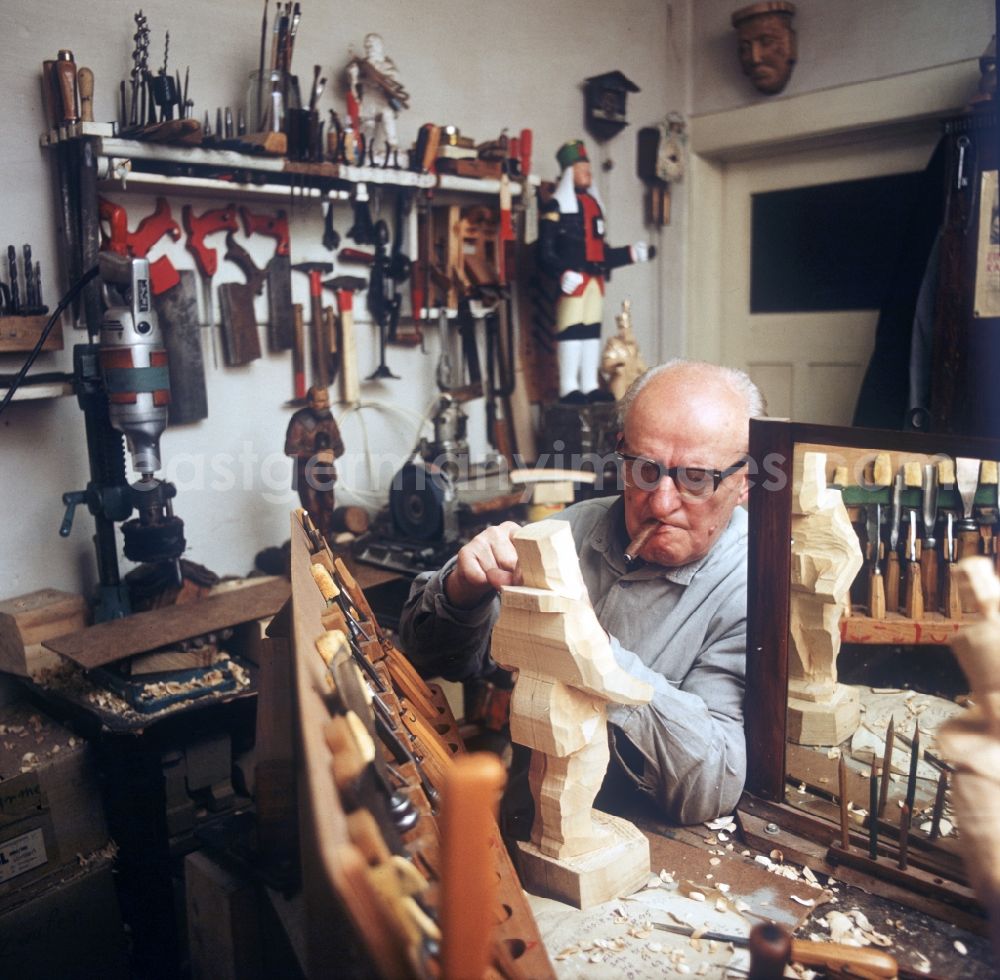GDR photo archive: Annaberg - Woodcarving in the Erzgebirge. Wood sculptor in the workshop at work
