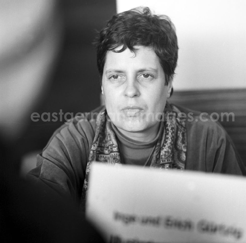GDR image archive: Dresden - Dresden 31.3.1984 Die Kinderbuchautorin Inge Gürtzig auf dem Schriftstellerbasar in Dresden.