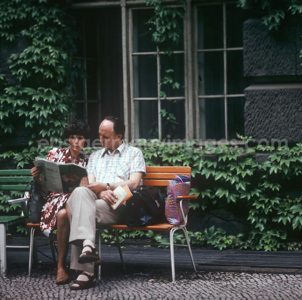 GDR picture archive: Berlin - Ein Paar sitzt im Hof der Deutschen Staatsbibliothek Unter den Linden in Berlin-Mitte und liest gemeinsam eine Zeitschrift.