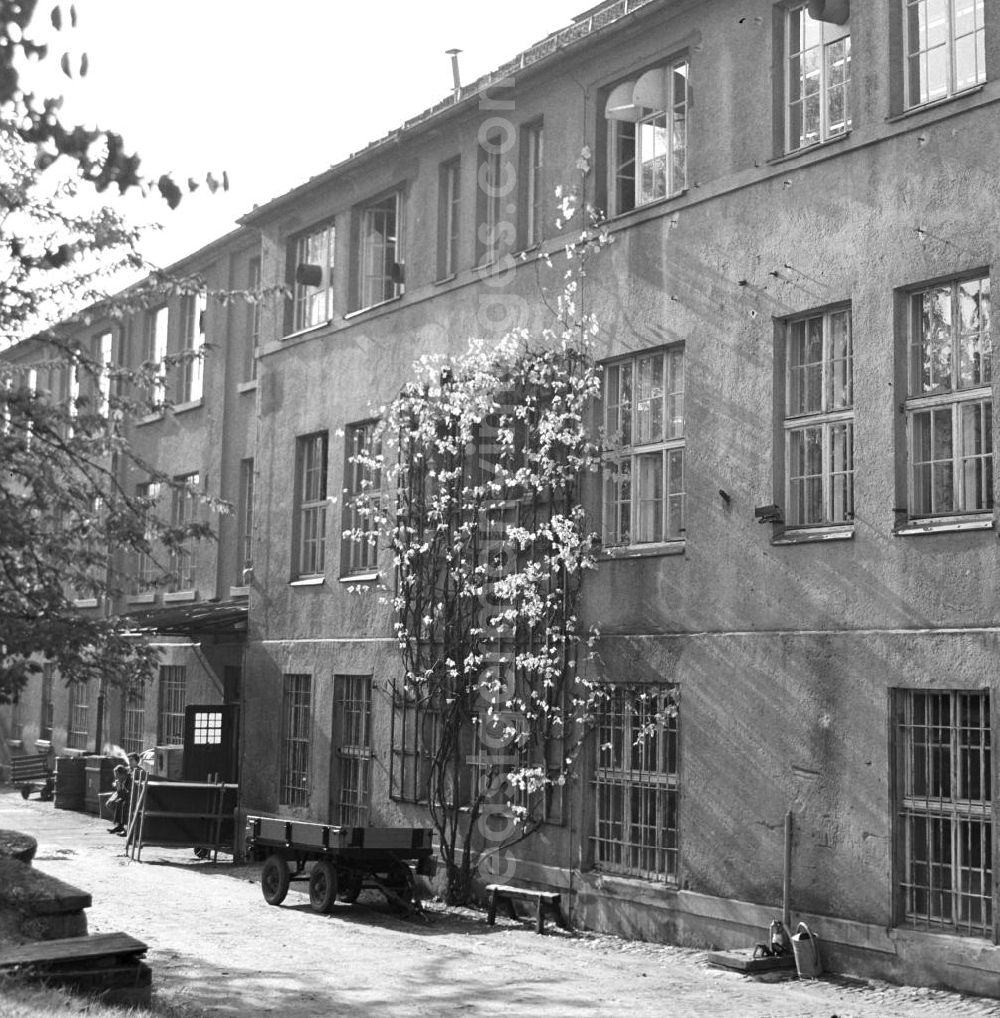 GDR photo archive: - Blick auf das Fabrikgebäude des VEB Intermod Lederwarenfabrik Bautzen in der Humboldtstraße 23 in Bautzen. Die Geschichte des Unternehmens geht auf die im 19. Jahrhundert gegründete und 1946 enteignete Firma E. G. Leuner GmbH Bautzen zurück. In den 8