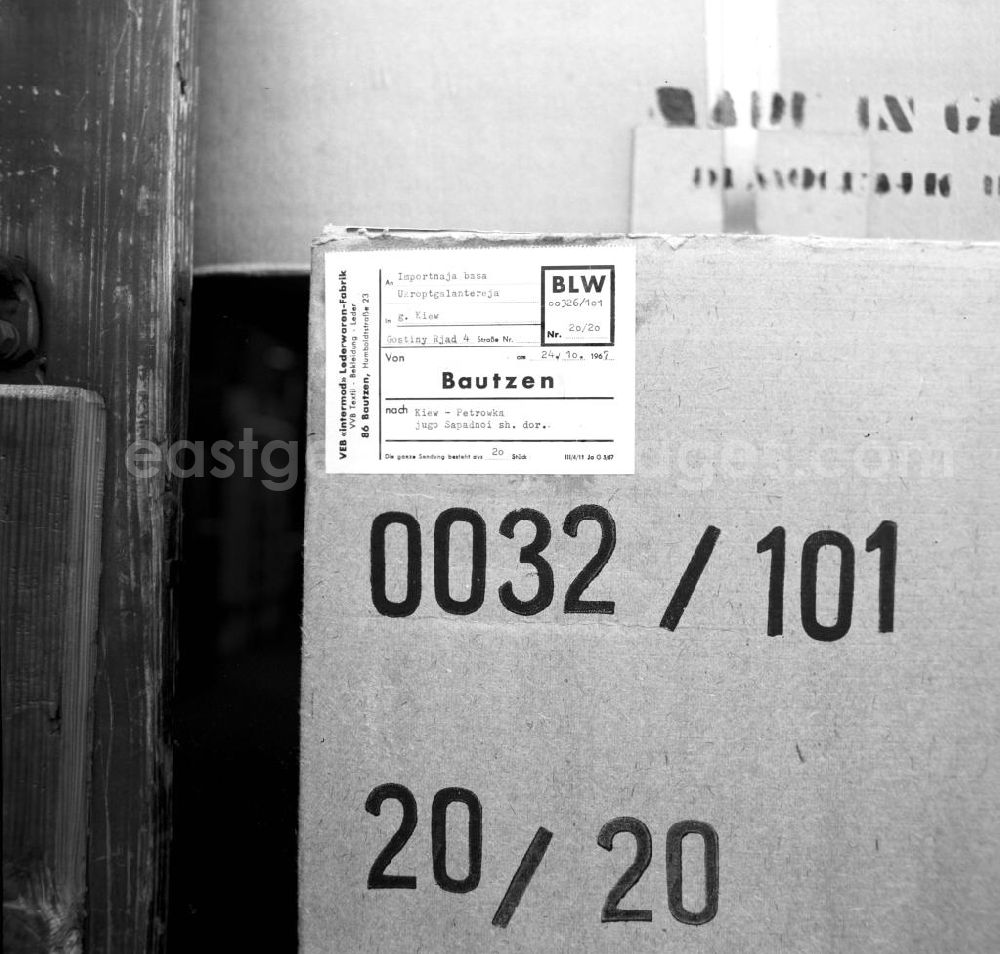 GDR picture archive: Bautzen - Eine Kiste mit 20 Taschen wird vom VEB Intermod Lederwarenfabrik Bautzen in der Humboldtstraße 23 in Bautzen nach Kiew geliefert. Die Geschichte des Unternehmens geht auf die im 19. Jahrhundert gegründete und 1946 enteignete Firma E. G. Leuner GmbH Bautzen zurück. In den 8