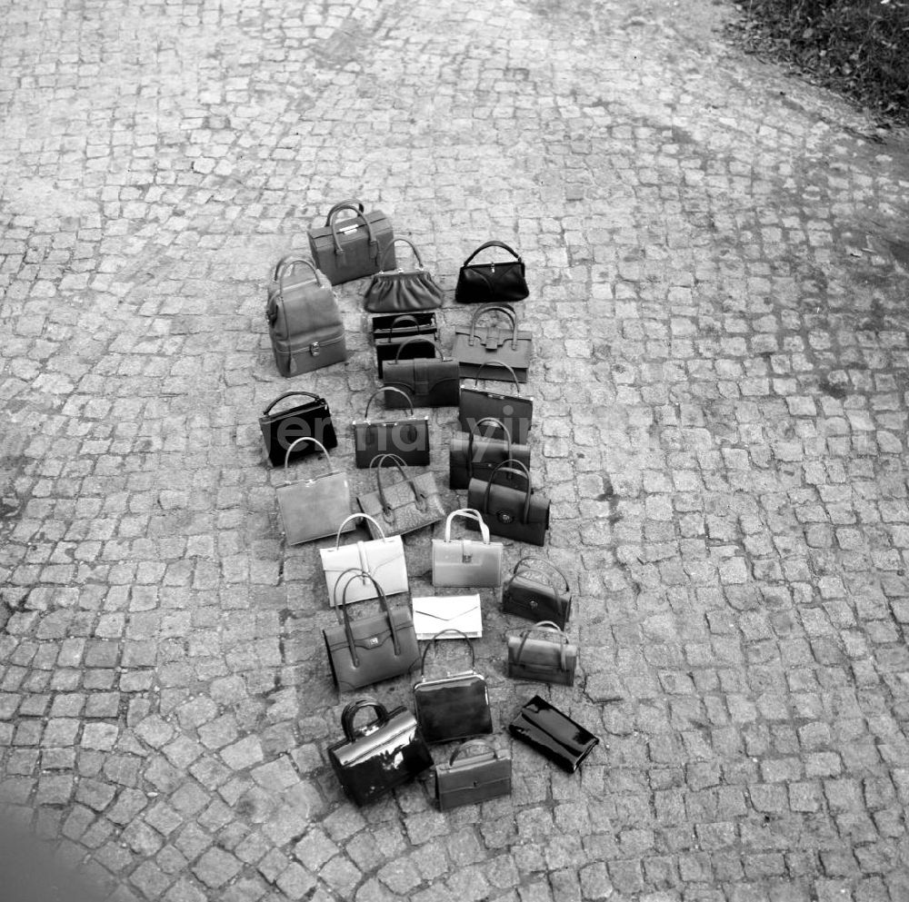 GDR picture archive: Bautzen - Blick auf die produzierten Taschen des VEB Intermod Lederwarenfabrik Bautzen in der Humboldtstraße 23 in Bautzen. Die Geschichte des Unternehmens geht auf die im 19. Jahrhundert gegründete und 1946 enteignete Firma E. G. Leuner GmbH Bautzen zurück. In den 8