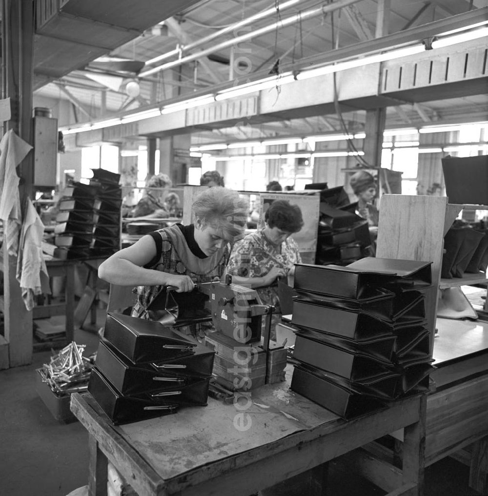 GDR photo archive: Bautzen - Blick in die Produktionsräume im VEB Intermod Lederwarenfabrik Bautzen in der Humboldtstraße 23 in Bautzen. Die Geschichte des Unternehmens geht auf die im 19. Jahrhundert gegründete und 1946 enteignete Firma E. G. Leuner GmbH Bautzen zurück. In den 8