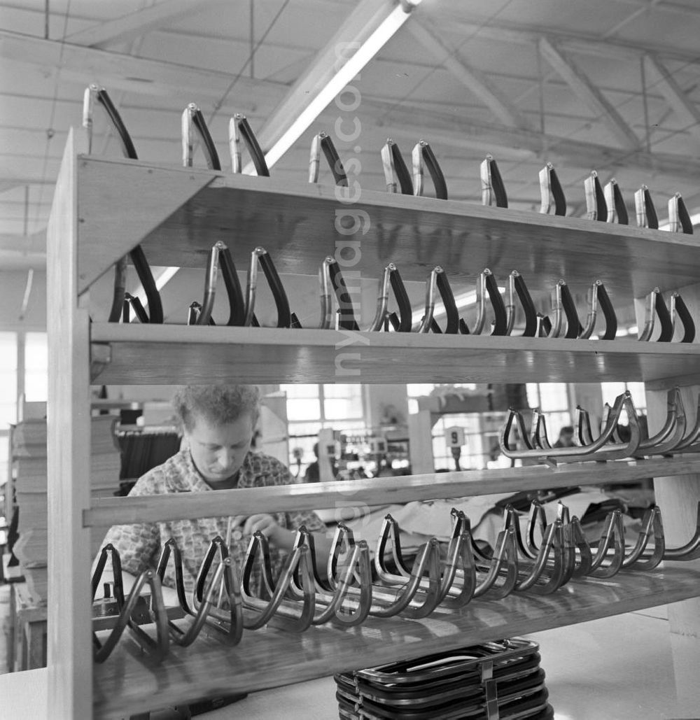 Bautzen: Blick in die Produktionsräume im VEB Intermod Lederwarenfabrik Bautzen in der Humboldtstraße 23 in Bautzen - hier wird das Design einer Handtasche besprochen. Die Geschichte des Unternehmens geht auf die im 19. Jahrhundert gegründete und 1946 enteignete Firma E. G. Leuner GmbH Bautzen zurück. In den 8