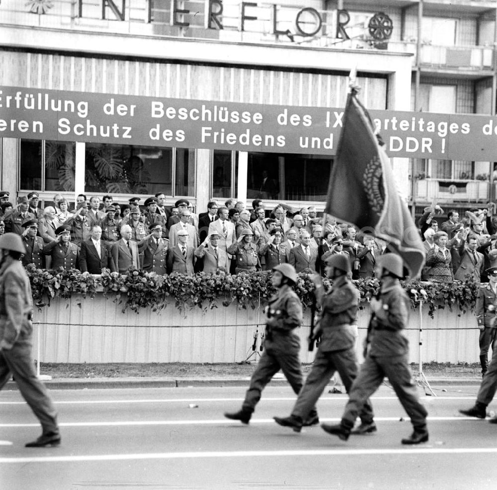Berlin: Mitglieder der Kampfgruppen der DDR sind zu einer Parade zum 15. Jahrestag des Baus des antifaschistischen Schutzwalls in der Karl-Marx-Allee in Berlin angetreten. Die paramilitärischen Kampfgruppen waren an der Errichtung der Berliner Mauer am 13. August 1961 maßgeblich beteiligt.