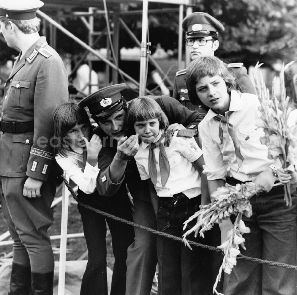 GDR image archive: Berlin - Mitglieder der Kampfgruppen der DDR sind zu einer Parade zum 15. Jahrestag des Baus des antifaschistischen Schutzwalls in der Karl-Marx-Allee in Berlin angetreten. Die paramilitärischen Kampfgruppen waren an der Errichtung der Berliner Mauer am 13. August 1961 maßgeblich beteiligt.