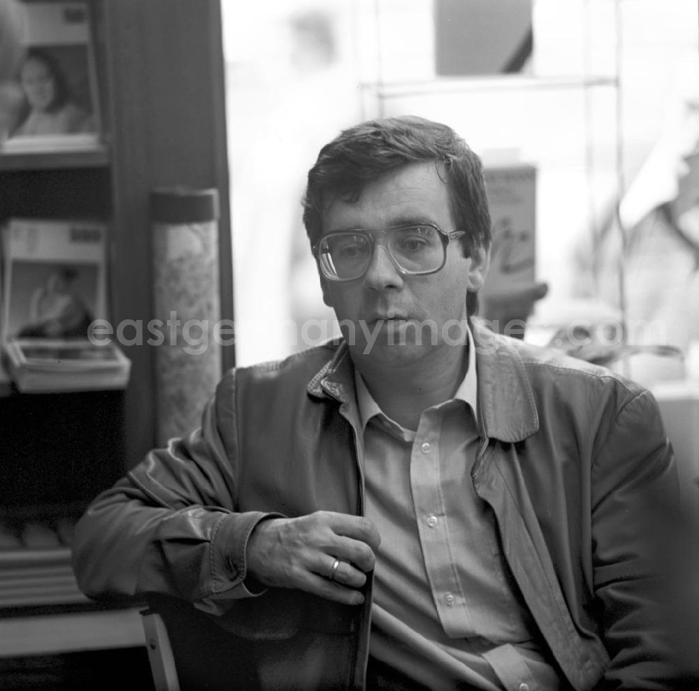 GDR photo archive: Berlin - Der Schriftsteller Jochen Hauser bei einer Autogrammstunde in der Buchhandlung Deutsche Bücherstube in Berlin.