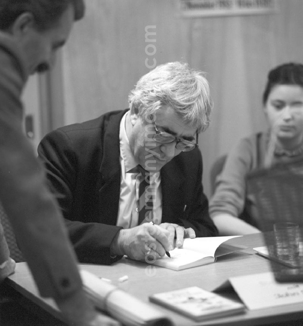 GDR photo archive: Berlin - Der Schriftsteller John Stave signiert ein Buch in der Buchhandlung Internationales Buch in Berlin.