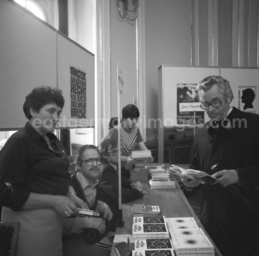 GDR photo archive: Berlin - Der Schriftsteller Jürgen Kögel präsentiert auf dem Schriftstellerbasar in Berlin sein erstes Buch Sprechen im Dunkeln.