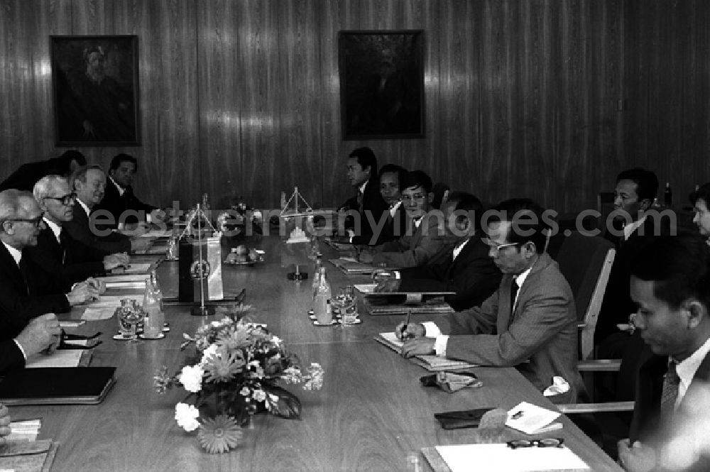 GDR picture archive: Berlin - DDR und Kambodscha schlossen Vertrag über Freundschaft und Zusammenarbeit. Freundschaftliche Begegnung im Hause des Zentralkomitees. (354)