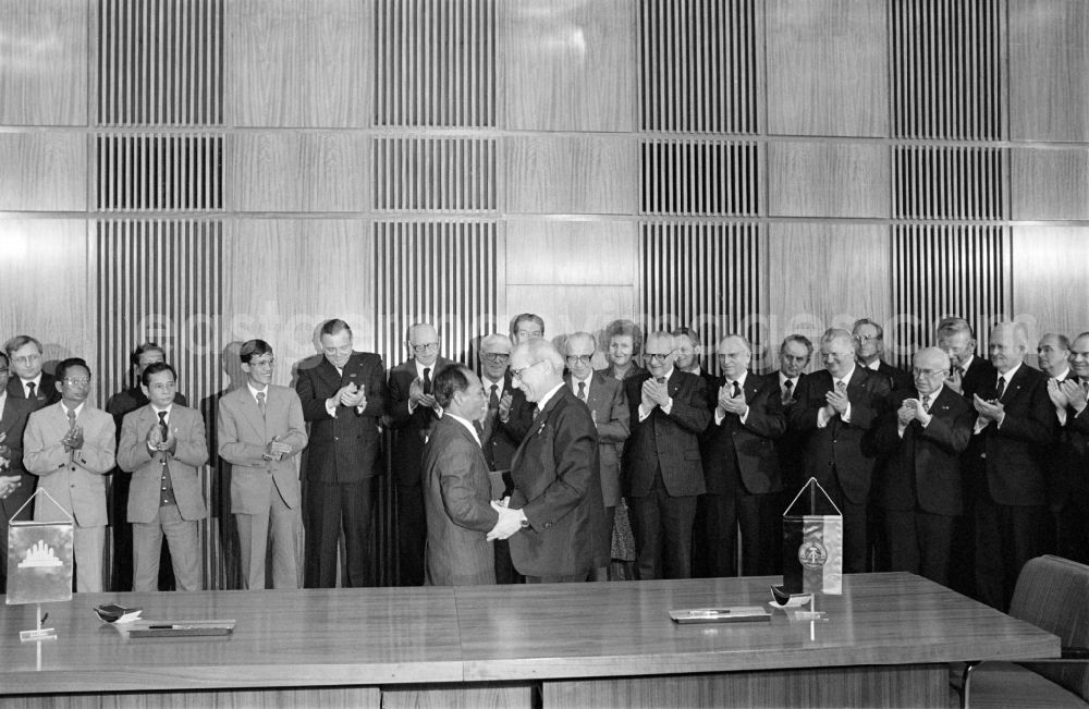 GDR photo archive: Berlin - DDR und Kambodscha schlossen Vertrag über Freundschaft und Zusammenarbeit. Unterzeichnung der Dokumente im Amtssitz des Staatsrates der DDR. (354)
