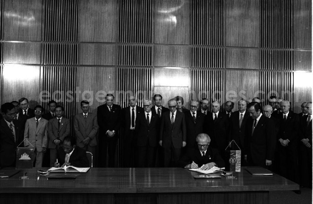 GDR picture archive: Berlin - DDR und Kambodscha schlossen Vertrag über Freundschaft und Zusammenarbeit. Unterzeichnung der Dokumente im Amtssitz des Staatsrates der DDR. (354)