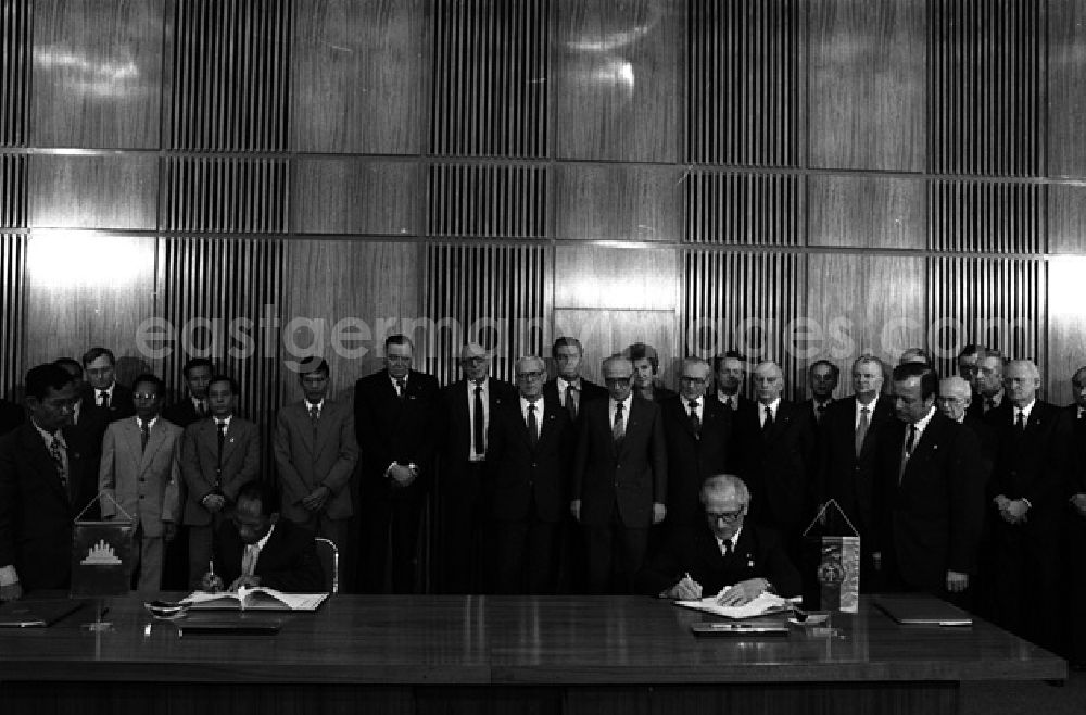 Berlin: DDR und Kambodscha schlossen Vertrag über Freundschaft und Zusammenarbeit. Unterzeichnung der Dokumente im Amtssitz des Staatsrates der DDR. (354)