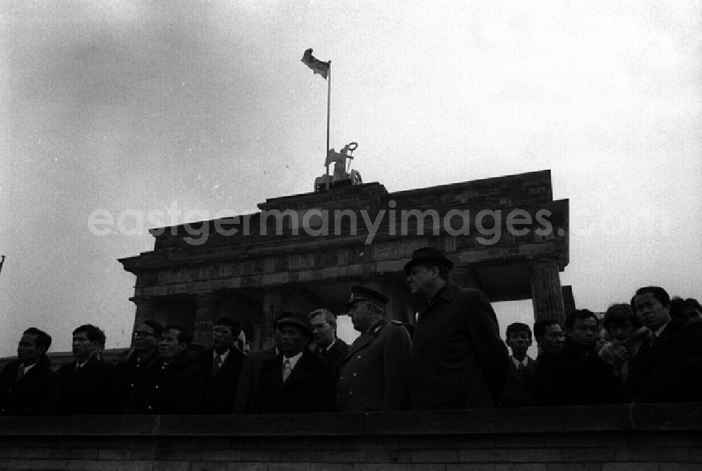 GDR picture archive: Berlin - DDR und Kambodscha schlossen Vertrag über Freundschaft und Zusammenarbeit. Am Branderburger Tor. (354)