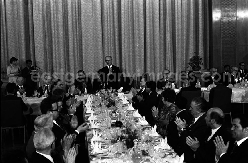 GDR picture archive: Berlin - DDR und Kambodscha schlossen Vertrag über Freundschaft und Zusammenarbeit. Empfang der Delegation Kambodschas von Erich Honecker. (354)