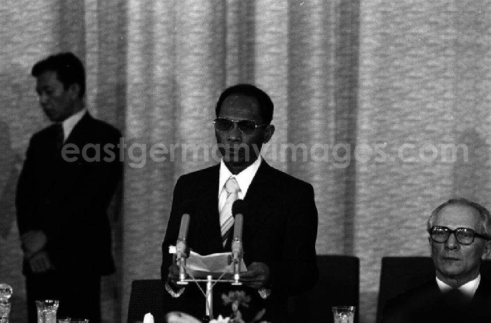 GDR image archive: Berlin - DDR und Kambodscha schlossen Vertrag über Freundschaft und Zusammenarbeit. Empfang der Delegation Kambodschas von Erich Honecker. (354)