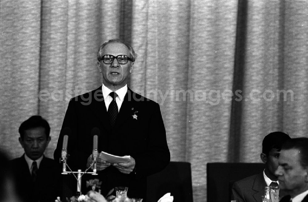 GDR picture archive: Berlin - DDR und Kambodscha schlossen Vertrag über Freundschaft und Zusammenarbeit. Empfang der Delegation Kambodschas von Erich Honecker. (354)