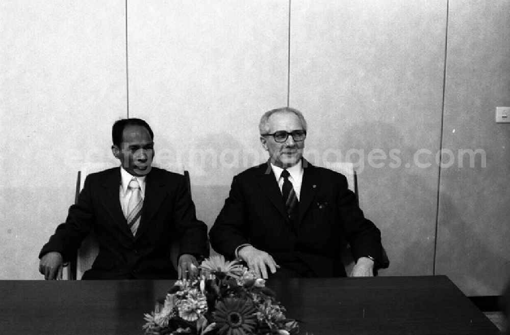 GDR photo archive: Berlin - DDR und Kambodscha schlossen Vertrag über Freundschaft und Zusammenarbeit. Empfang der Delegation Kambodschas von Erich Honecker. (354)