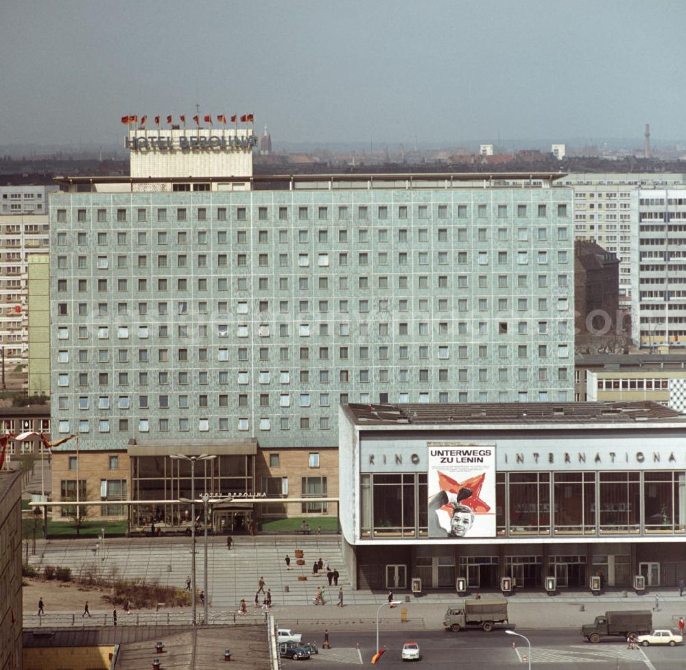 GDR image archive: Berlin - Blick auf das Hotel Berolina und das Kino International an der Karl-Marx-Allee in Berlin. Am Kino hängt ein großes Plakat, das für den DEFA-Film Unterwegs zu Lenin wirbt, der 1970 zum 10
