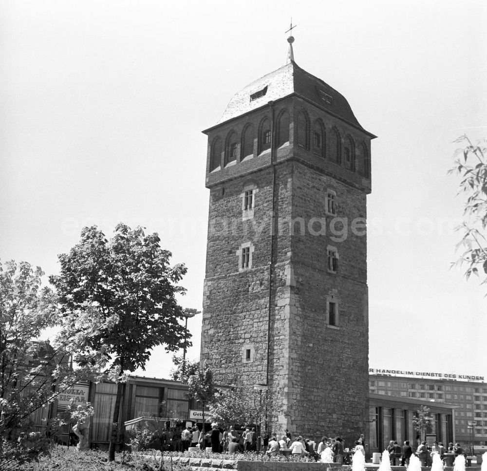 GDR image archive: Karl-Marx-Stadt / Chemnitz - Blick auf den Roten Turm, das historische Wahrzeichen von Karl-Marx-Stadt (heute Chemnitz), und die 1974 eröffnete neue Stadthalle. Nach der weitgehenden Zerstörung der Chemnitzer Innenstadt im Zweiten Weltkrieg wurde seit den 6