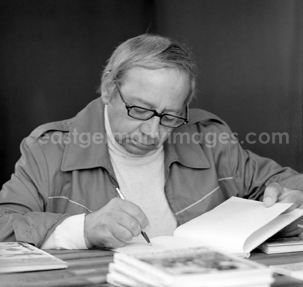 GDR photo archive: Berlin - Der Schriftsteller Karl Rezac signiert ein Buch auf dem Schriftstellerbasar in Berlin.
