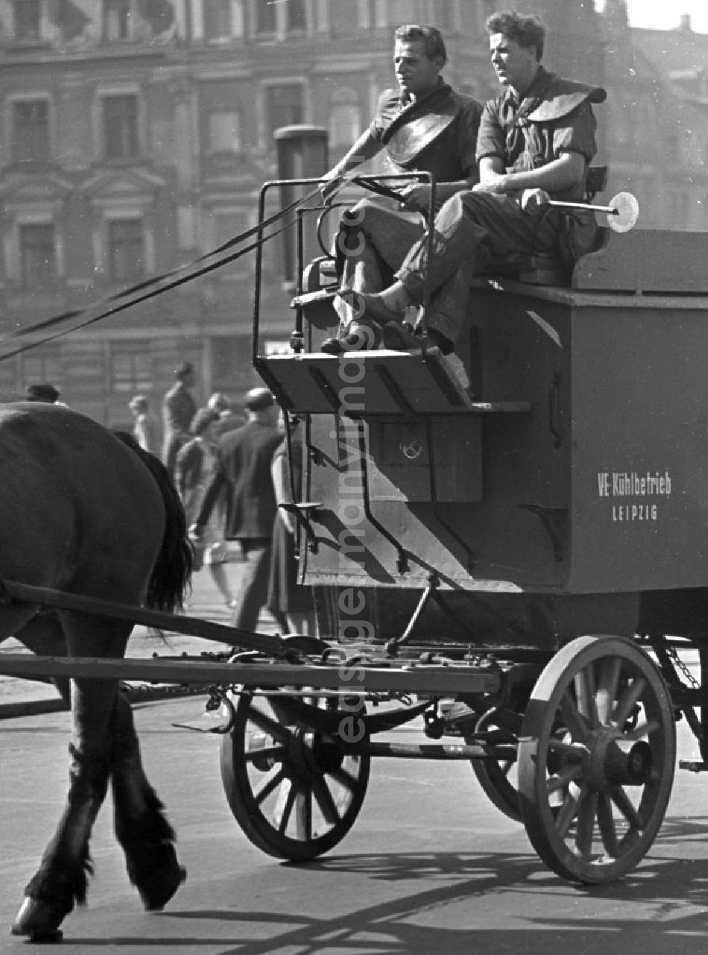 GDR image archive: Leipzig - Zwei Männer sitzen auf dem Bock eines Pferdewagens des VE Kühlbetrieb Leipzig und fahren damit durch die Leipziger Innenstadt.