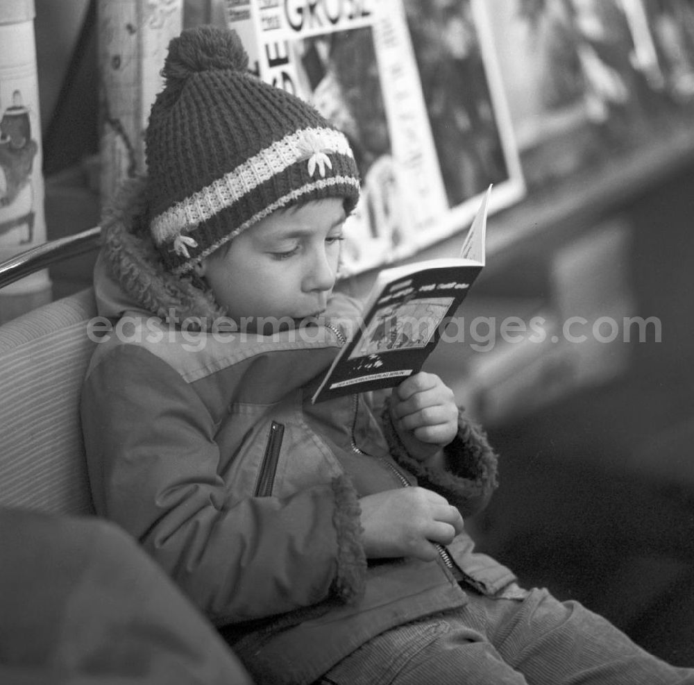 Berlin: Ein Kind liest ein Buch in einer Berliner Buchhandlung.