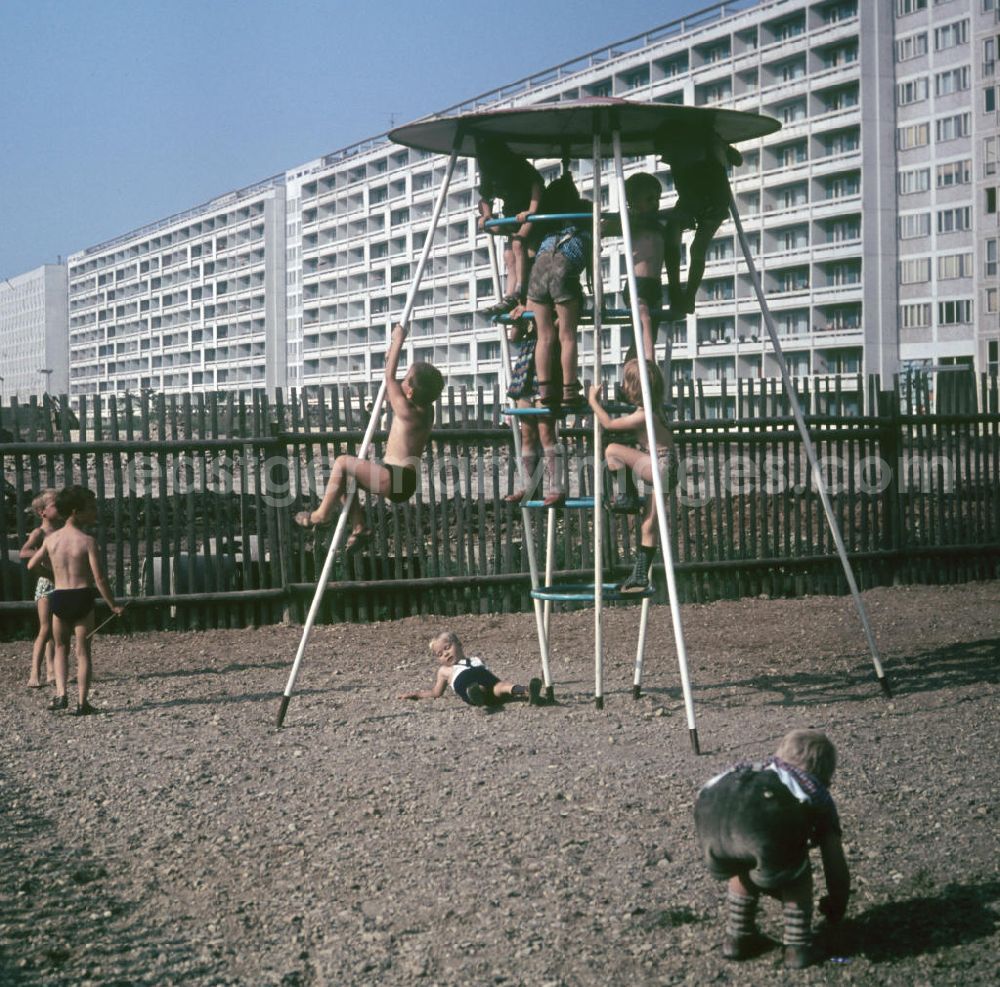 GDR image archive: Halle / Saale - Kinder spielen auf einem Klettergerüst in Form eines Fliegenpilzes in Halle-Neustadt. Am Standort der Chemieindustrie der DDR wurde in den 1960er und 197