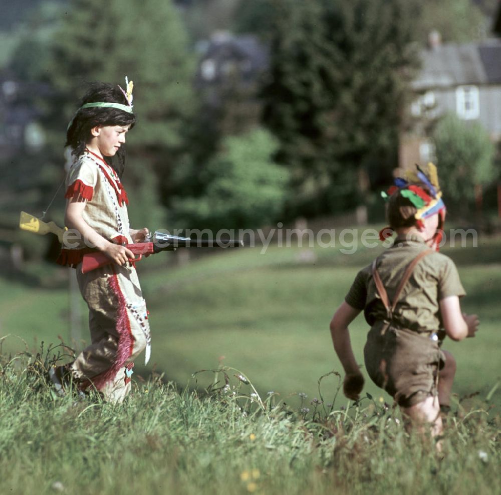 GDR photo archive: Stützerbach - Kinder spielen auf einer Wiese bei Stützerbach Cowboy und Indianer.